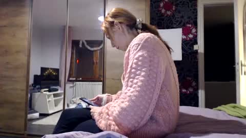 Snapshot of kingandprincess chatting on December 15, 2024, 5:42 pm sexysexyhotwetpinkredpussy online show from December 15, 2024, 5:42 pm