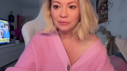 KiraDivine online show from December 6, 2024, 1:33 pm