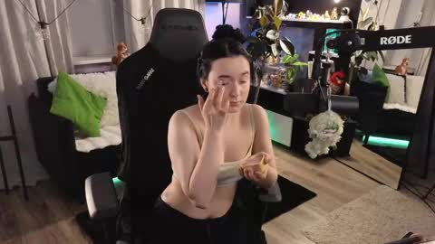 Kira    online show from April 8, 2026, 7:47 pm