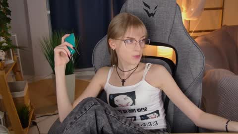 Kira online show from April 9, 2026, 11:54 pm