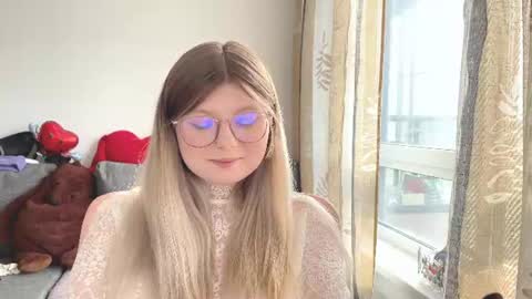 KiraYume online show from June 4, 2026, 1:33 am