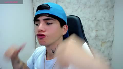 kiss_whitee online show from December 21, 2025, 11:34 pm