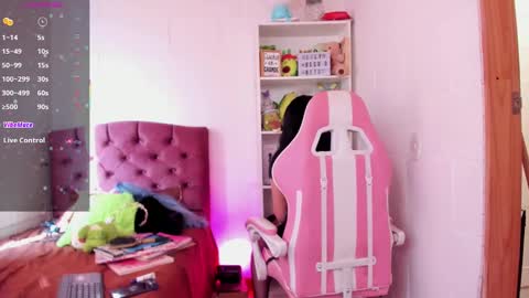 Snapshot of kit_kat_10 chatting on February 24, 2025, 9:09 pm Lily online show from February 24, 2025, 9:09 pm