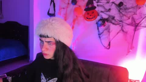 kitty__chs online show from November 11, 2025, 1:55 pm