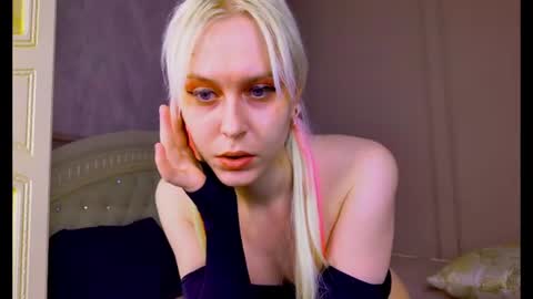 Snapshot of kitty_dora chatting on June 18, 2026, 9:25 am Evelyn online show from June 18, 2026, 9:25 am