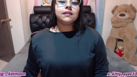 Snapshot of kitty_eyes chatting on December 10, 2024, 11:30 pm kitty online show from December 10, 2024, 11:30 pm
