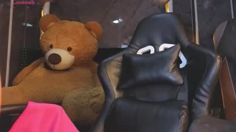 kitty_fox_b online show from November 27, 2025, 1:02 pm