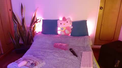 LAURA  help me reach 100likes online show from September 13, 2025, 12:05 pm