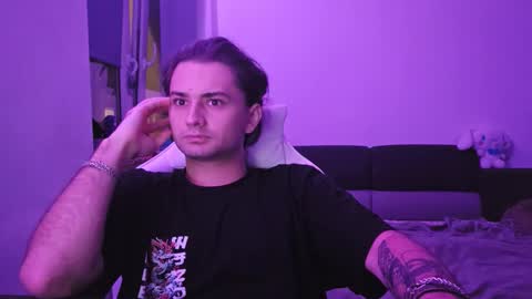 Eliz online show from December 3, 2025, 8:29 pm