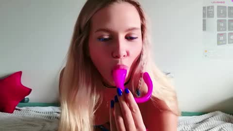 kittymiumiu online show from April 11, 2026, 10:52 am