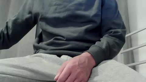 kiwibulge123 online show from April 1, 2026, 7:42 am