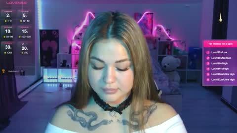 Mia online show from November 1, 2025, 10:12 pm