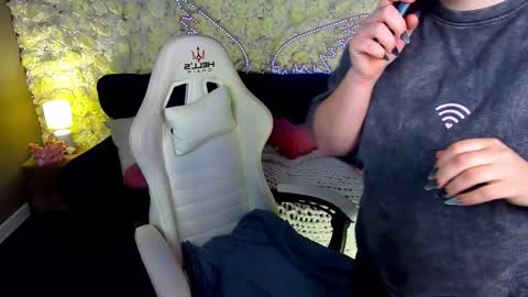 kristifoxy online show from March 16, 2026, 6:17 am