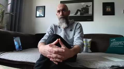 krummersaebel online show from February 22, 2025, 1:35 pm