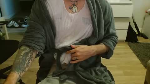 Snapshot of kyle_tattoo chatting on July 9, 2026, 3:27 pm kyle online show from July 9, 2026, 3:27 pm