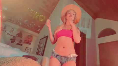 Snapshot of kyliekandy chatting on March 1, 2025, 10:53 pm online show from March 1, 2025, 10:53 pm