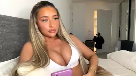 Snapshot of lacey_live chatting on May 1, 2026, 8:24 pm Lacey online show from May 1, 2026, 8:24 pm