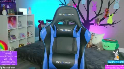 Lacey Bloom online show from April 16, 2026, 1:28 am