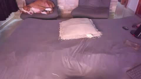 Akyra  online show from April 16, 2026, 9:39 pm