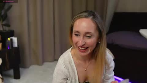 Snapshot of ladyemelymoon chatting on May 29, 2026, 7:34 pm LadyEmelymoon online show from May 29, 2026, 7:34 pm