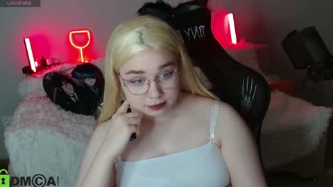 Snapshot of laly_loose chatting on August 3, 2026, 6:00 pm Eva online show from August 3, 2026, 6:00 pm