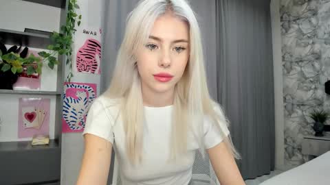 Erika online show from September 23, 2025, 8:28 am