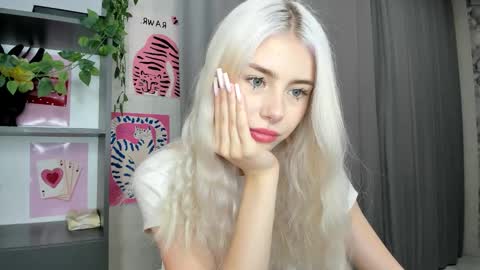 Erika online show from September 25, 2025, 8:29 am
