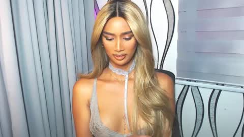 Snapshot of lanadel_hilton chatting on February 18, 2025, 12:15 am Lana online show from February 18, 2025, 12:15 am