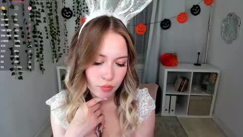 Lana online show from October 31, 2025, 2:18 pm