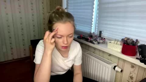 Snapshot of lanniecastellow chatting on March 31, 2026, 11:32 am Hello My name is Lola online show from March 31, 2026, 11:32 am