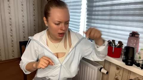 Snapshot of lanniecastellow chatting on April 1, 2026, 11:44 am Hello My name is Lola online show from April 1, 2026, 11:44 am