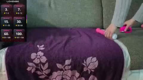 lapetitefrenchie83 online show from September 12, 2025, 9:59 pm