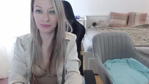 Snapshot of lara_c_rau chatting on September 13, 2025, 11:21 am Lara online show from September 13, 2025, 11:21 am