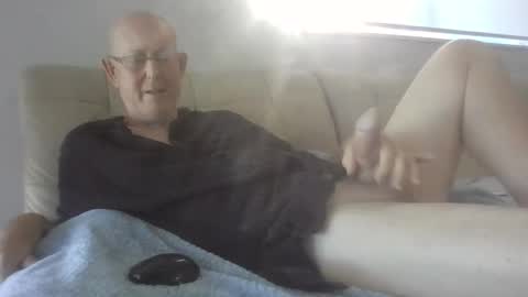 Snapshot of largerthan chatting on June 5, 2026, 10:59 pm largerthan- say hi on entry online show from June 5, 2026, 10:59 pm