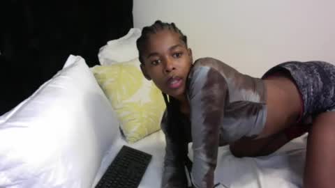 Snapshot of larrine chatting on July 1, 2026, 9:36 pm larrine online show from July 1, 2026, 9:36 pm