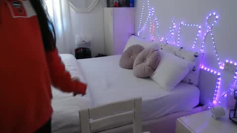 Snapshot of lasolitaauri chatting on May 19, 2026, 9:37 am Auri online show from May 19, 2026, 9:37 am