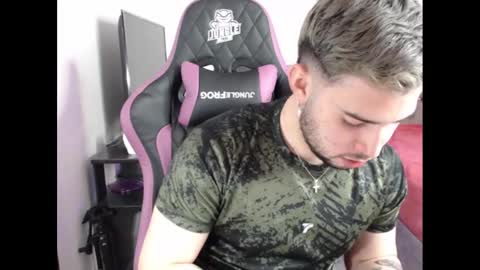 Snapshot of latam_ chatting on December 15, 2024, 12:18 am YOUR BABY online show from December 15, 2024, 12:18 am