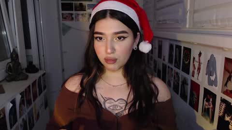 Snapshot of latina_mia chatting on December 16, 2024, 8:48 pm miiiiiiaaaa online show from December 16, 2024, 8:48 pm