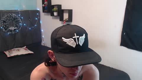 Snapshot of latins_boys_20 chatting on December 17, 2024, 10:23 am NICK online show from December 17, 2024, 10:23 am