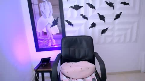 LAURA online show from October 14, 2025, 2:29 pm