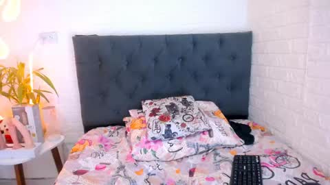 LAURA online show from April 18, 2026, 7:58 pm