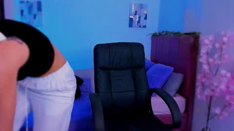 Laura Rose online show from December 5, 2025, 1:47 am