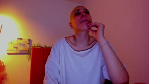 Snapshot of laura_r23 chatting on April 20, 2026, 4:43 pm Laura Rose online show from April 20, 2026, 4:43 pm