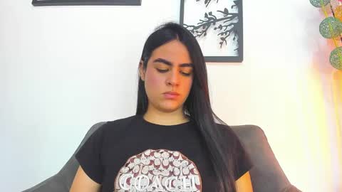Snapshot of laura_soe chatting on February 17, 2025, 5:43 pm LAURA SOE online show from February 17, 2025, 5:43 pm