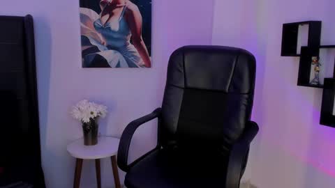 Laura Blue online show from February 25, 2025, 6:20 pm