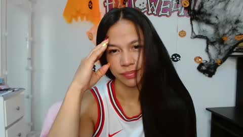 lauracb          online show from October 19, 2025, 7:14 pm