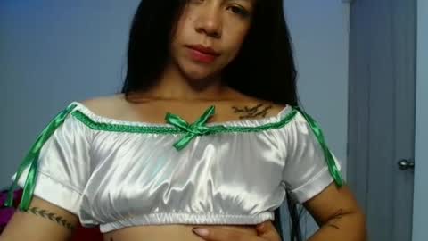 lauracb          online show from November 28, 2025, 4:59 am