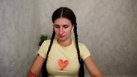 Snapshot of lauradre_ chatting on June 24, 2026, 11:53 am Laura online show from June 24, 2026, 11:53 am