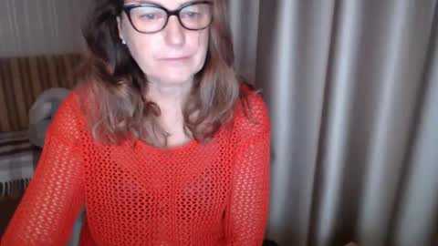 Lauraoven1 online show from November 6, 2025, 7:42 am