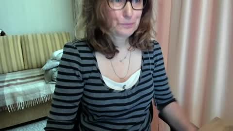 Snapshot of lauraoven1 chatting on June 1, 2026, 7:32 am Lauraoven1 online show from June 1, 2026, 7:32 am